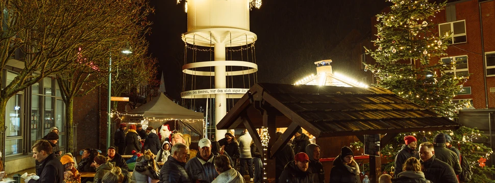 Viele Besuchende auf dem Weihnachtsmarkt in Kiel Friedrichsort