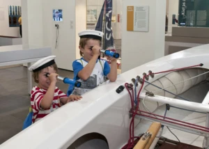 Im Schifffahrtsmuseum Fischhalle sind kleine Entdecker:innen unterwegs, © LH Kiel / Schifffahrtsmuseum