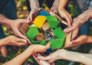 Kreislaufwirtschaft Viele Hände, die das Pfeilzeichen der Kreislaufwirtschaft halten