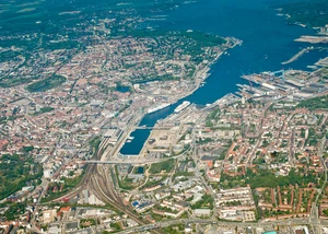 Luftansicht der Kieler Innenförde, bei der man die Lage der Stadt am Wasser gut erkennen kann