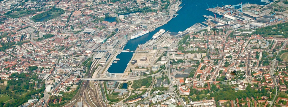 Luftansicht der Kieler Innenförde, bei der man die Lage der Stadt am Wasser gut erkennen kann