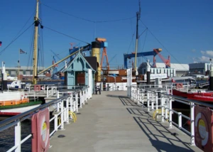 Museumsbrücke gegenüber des Schifffahrtsmuseums am Seegarten, © https://kiel-wiki.de/Creative Commons/GerneKieler