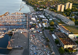 Eine Anlage an der Kieler Förde, vor der Segelboot liegen