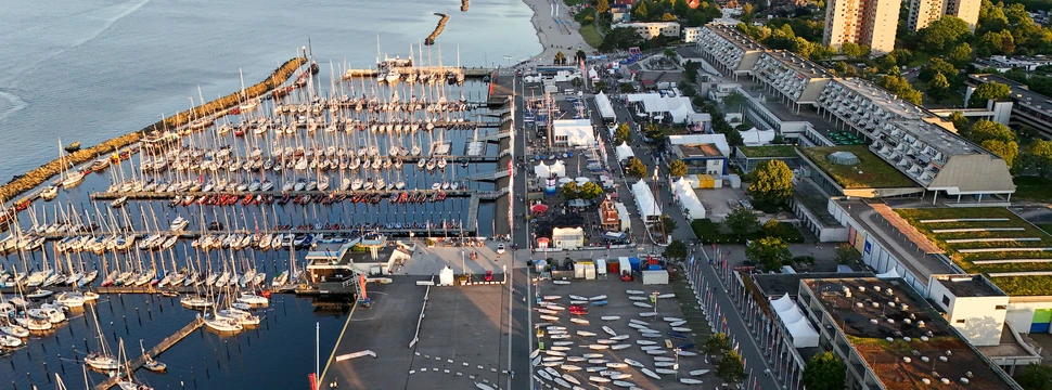 Eine Anlage an der Kieler Förde, vor der Segelboot liegen