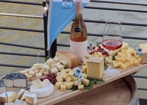 Käse Platte mit Wein