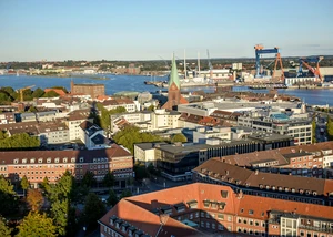 Blick über die Kieler Innenstadt mit den Gaardener Werften im Hintergrund