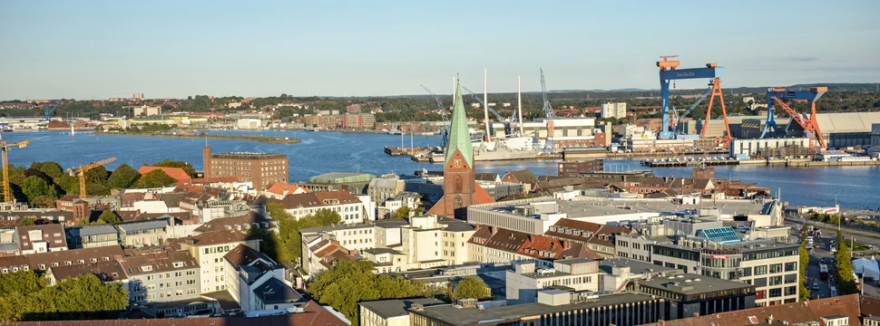 Blick über die Kieler Innenstadt mit den Gaardener Werften im Hintergrund