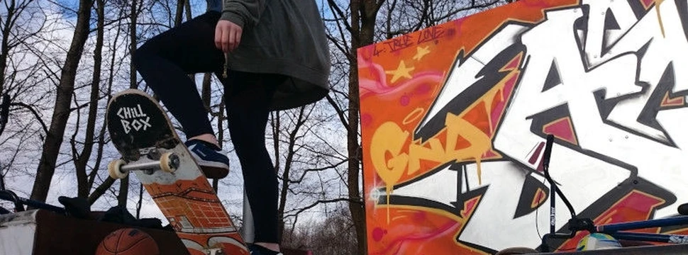 Auch Skaten kann man beim Sporttag ausprobieren Mädchen auf Skateboard in einer Halfpipe