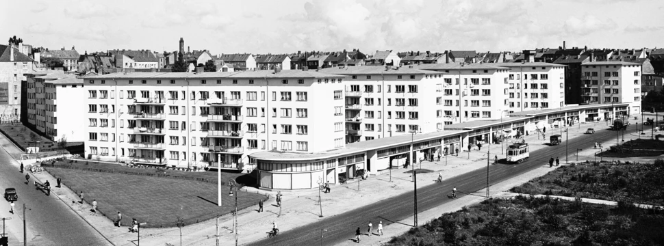 Mehrere Wohngebäude die in Kiel nach dem Zweiten Weltkrieg in der Holtenauer Straße