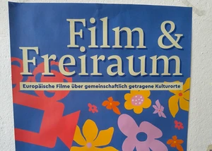 Ein Plakat an einer Wand, das auf eine Veranstaltung Ende März hinweist