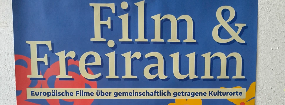 Ein Plakat an einer Wand, das auf eine Veranstaltung Ende März hinweist