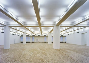 In Räumlichkeiten der ehemaligen Hauptpost befindet sich heute die Stadtgalerie Kiel, im Herbst bekommt die Stadtgalerie Kiel eine neue Beleuchtungsanlage und der Ausstellungsbetrieb pausiert.