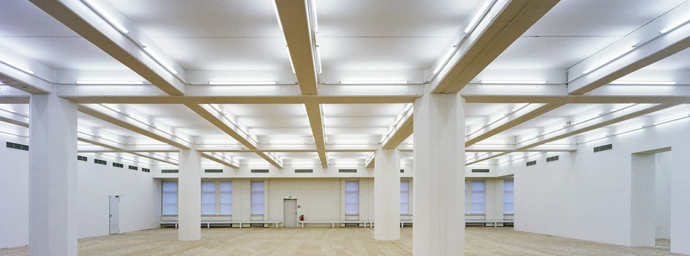 In Räumlichkeiten der ehemaligen Hauptpost befindet sich heute die Stadtgalerie Kiel, im Herbst bekommt die Stadtgalerie Kiel eine neue Beleuchtungsanlage und der Ausstellungsbetrieb pausiert.