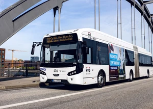 Die Linie 32 der KVG auf der Gablenzbrücke mit einem gelben Baukran im Hintergrund