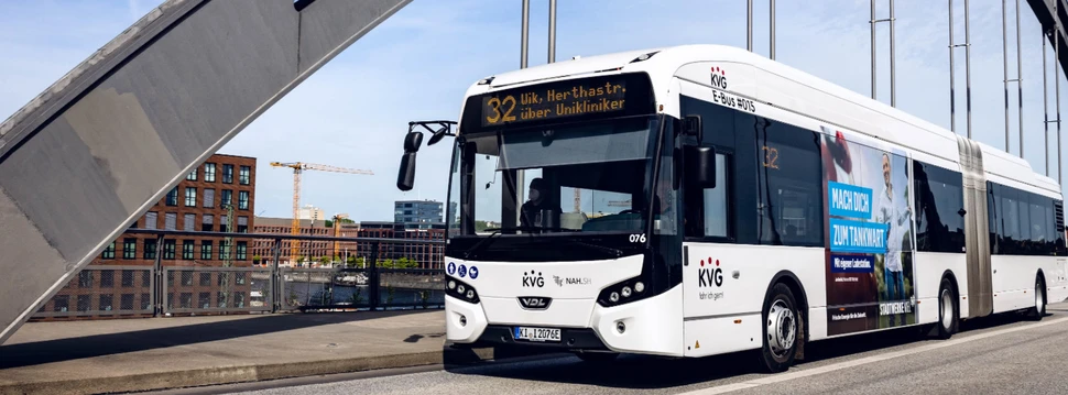 Die Linie 32 der KVG auf der Gablenzbrücke mit einem gelben Baukran im Hintergrund