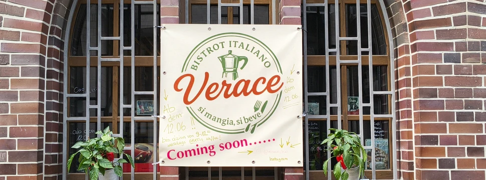 Ein Plakat an einem Fenster in der Kieler Innenstadt, das auf eine Eröffnung eines neuen italienischen Bistros mit dem Namen "Verace" hinweist