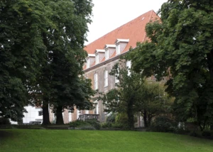 Das Kieler Schloss Das Kieler Schloss zwischen Bäumen vom Schlossgarten aus gesehen