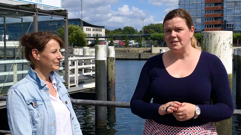 Daniela Klohn aus dem Bereich Ingenieurbau des Tiefbauamts und Verkehrs- und Mobilitätsdezernentin Alke Voß erläutern die nächsten Schritte für die Neugestaltung der Brücke, © kiel-magazin.de