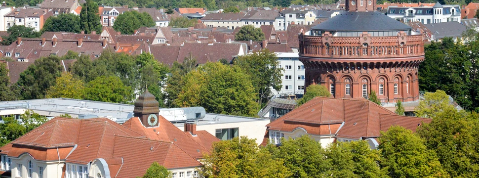 Das RBZ Wirtschaft und der Wasserturm aus der Luft gesehen