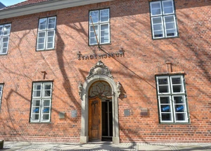Ein Haus aus Backstein, auf dem "Stadtmuseum" steht