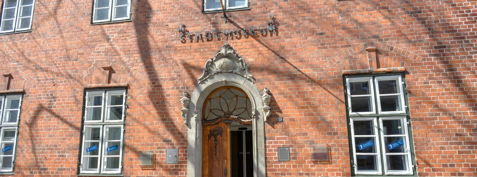 Ein Haus aus Backstein, auf dem "Stadtmuseum" steht