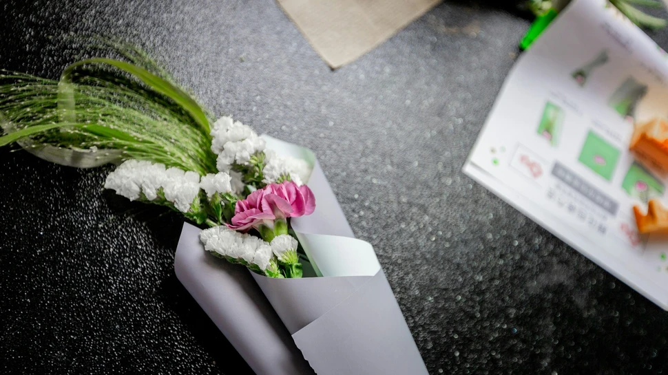 Ein Blumenstrauß in Papier gewickelt,