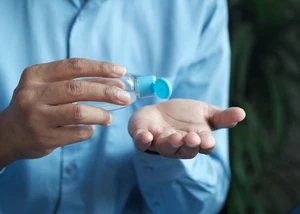 Person hält Desinfektionstube in der Hand