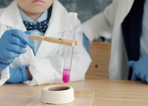 Kinder experimentieren mit Chemikalien