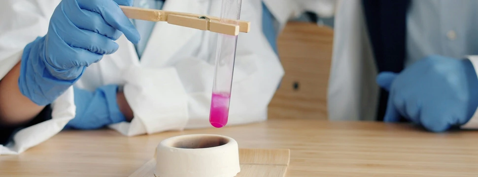 Kinder experimentieren mit Chemikalien