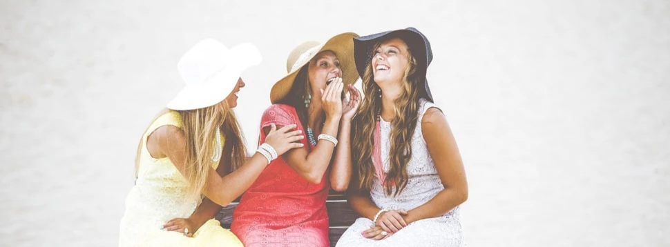 Freundinnen lachend am Strand, © Pexels / Pixabay