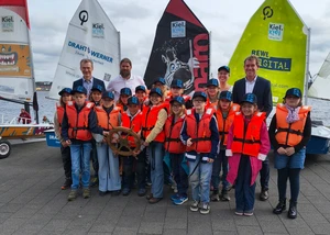 Eine Klasse von Kindern einer vierten Klasse aus Kiel zusammen mit dem Kieler Oberbürgermeister vor der Kieler Förde