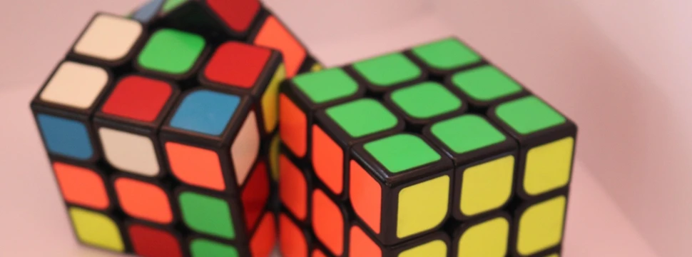 Auch ein Rubik's-Cube-Turnier wird gegeben Zwei Zauberwürfel auf einem Tisch