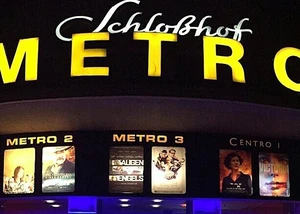 Der Eingagsbereich eines Kieler Kinos, das den Namen Metro-Kino im Schloßhof trägt