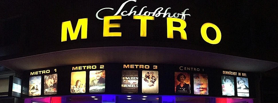 Der Eingagsbereich eines Kieler Kinos, das den Namen Metro-Kino im Schloßhof trägt
