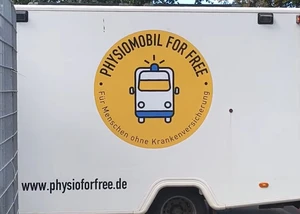 Ein weißer Transporter, der mit einem Aufdruck, auf dem PhysioMobil for free e.V. steht, versehen ist