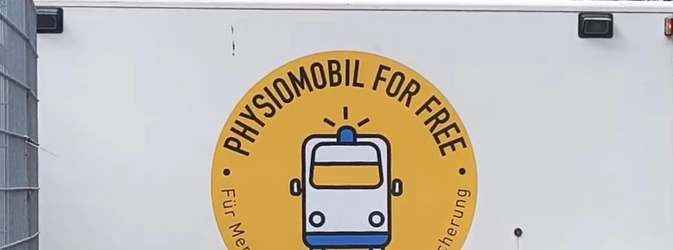 Ein weißer Transporter, der mit einem Aufdruck, auf dem PhysioMobil for free e.V. steht, versehen ist
