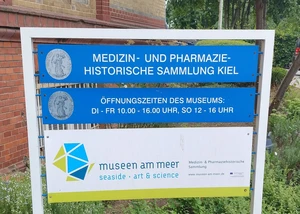 Ein Schild mit den Öffnungszeiten eines Kieler Museums