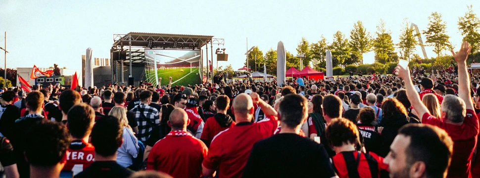 Menschengruppe guckt gemeinsam Fußball