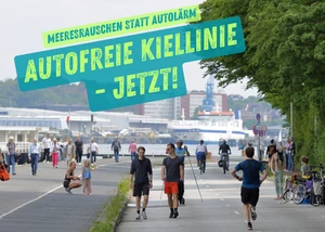 Auf einer Straße sind viele Menschen zu sehen die verschiedene Dinge tun: Laufen, Fahrradfahren, sparziere