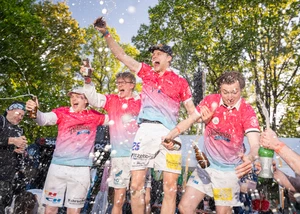 Vier junge Männer in Trikots, die ausgiebig ihren Weltmeistertitel feiern, den sie bei der diesjährigen Flunkyball WM gewonnen haben