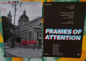 Ein Flyer an einer Wand, mit dem auf eine Ausstellung hingewiesen wird