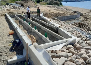 Die Bauarbeiten in Hasselfelde mit der Förde im Hintergrund