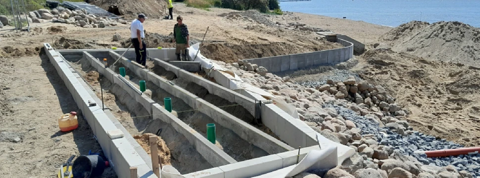 Die Bauarbeiten in Hasselfelde mit der Förde im Hintergrund