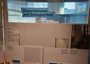 Eine Informationstafel in einer Ausstellung in Kiel zum Thema "Deportation und Zwangsarbeit"