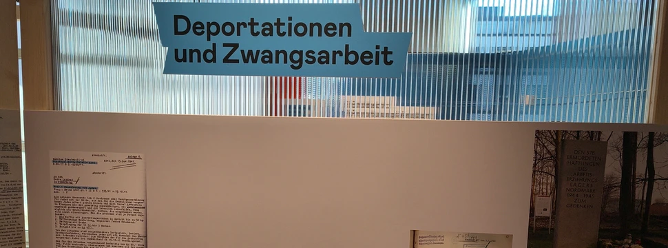 Eine Informationstafel in einer Ausstellung in Kiel zum Thema "Deportation und Zwangsarbeit"