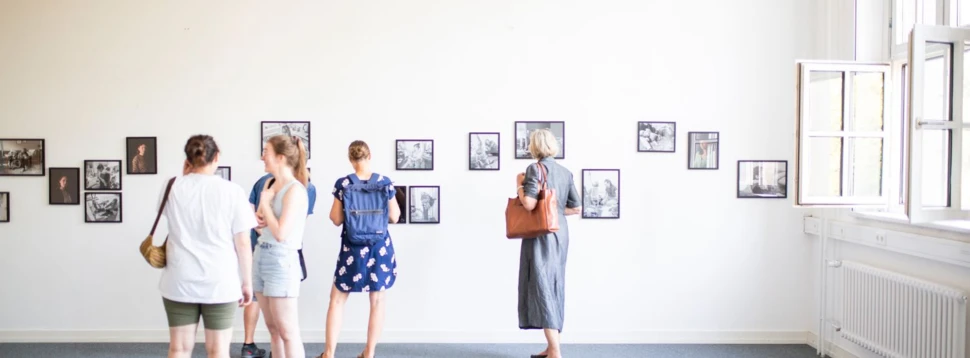 EA Fotografie: In den Ateliers und Studios stellen Studierende jedes Lehrgebiets und jeder Fachklasse ihre Arbeiten aus – hier ein Blick in die Räume der Fotografie im Studiengang Kommunikationsdesign, © Lea Kötting