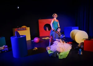 Mädchen hält anderen Jungen ein Holzschwert an die Kehle