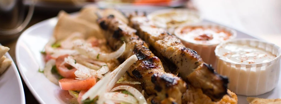 Die griechische Küche begeistert mit frischer Vielfalt, aromatischen Kräutern und mediterraner Leichtigkeit. Ein Teller mit Souvlaki und Salat