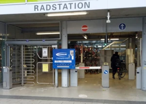 Schlauchomat im Eingangsbereich der Radstation im Umsteiger © LH Kiel / Uwe Redecker