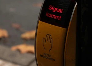 Ein Bedienfeld einer Fußgängerampel, mit dem man ein Signal zum Straßenqueren aussenden kann